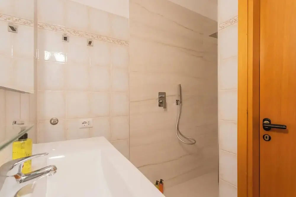 The Writers Nest Waterfront Villa by Rent All Como