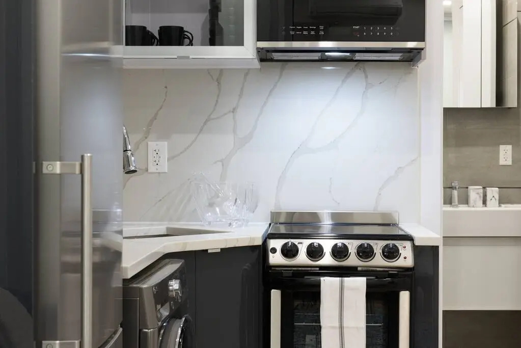 78-1b New 1BR Prime UES WD in Unit