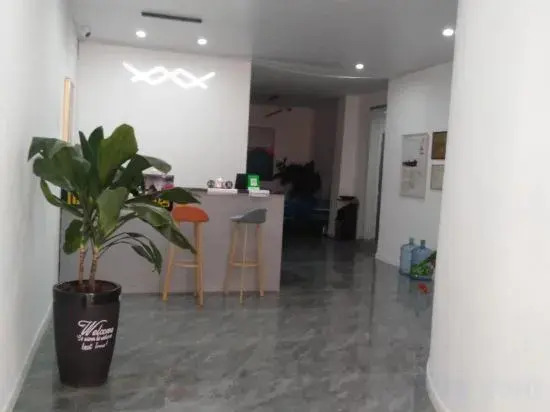 Luojiang Yijia Business Hotel