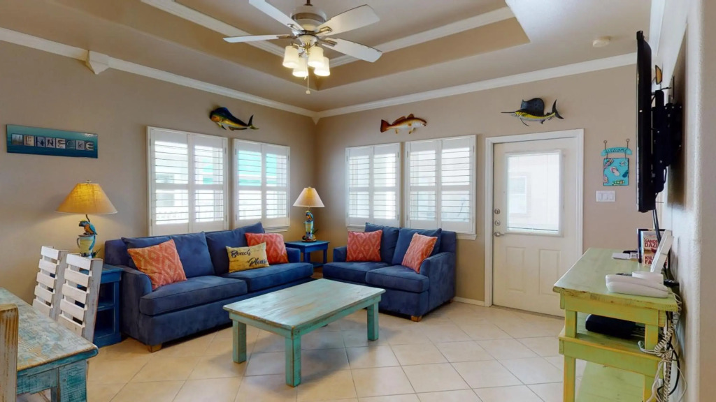 SFH201 Newly Renovated Ground Floor Townhome, Shared Pool, Near Beach