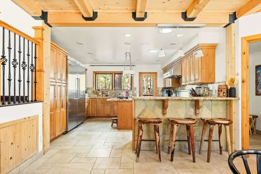Summit Pine Lodge 4 BDR Minutes From Bear Lake!