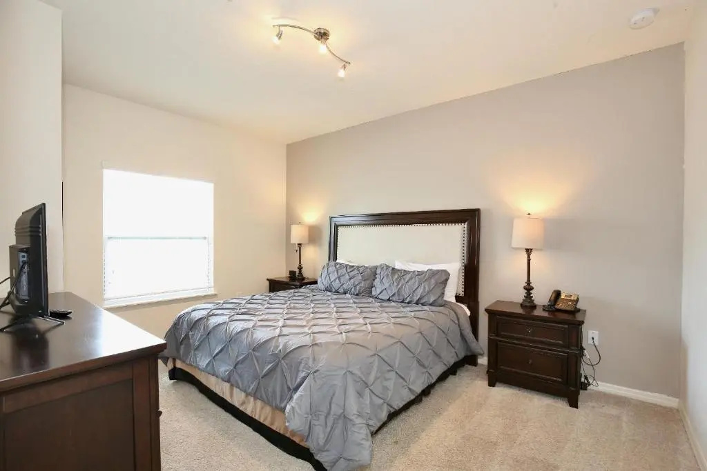 3 Bedroom townhouse in gated community with gym and pool 10 min to Disney