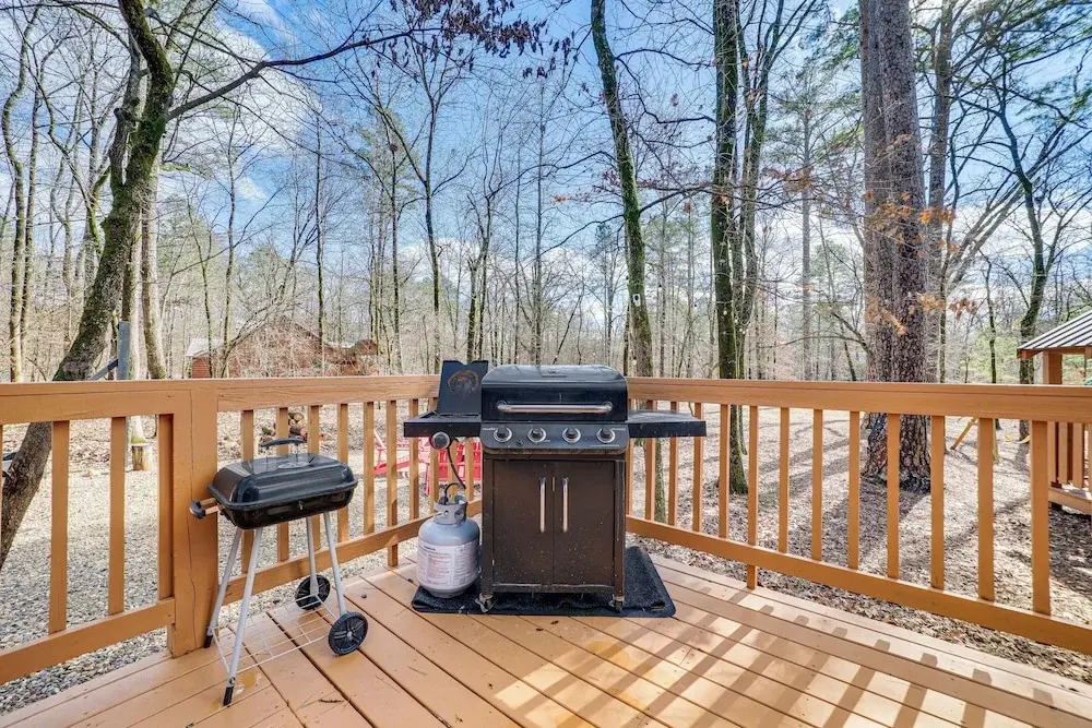 Broken Bow Cabin w/ Hot Tub ~ 5 Mi to State Park!