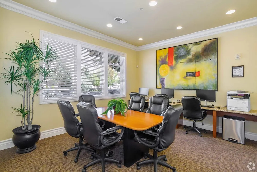 New Luxurious 1BR Apartment Heated Pool Spa Sauna