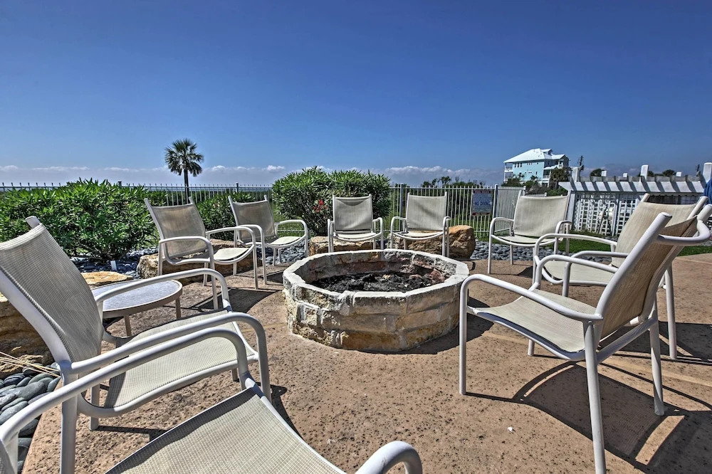 Pointe West Family Retreat: Balcony & Ocean Views!