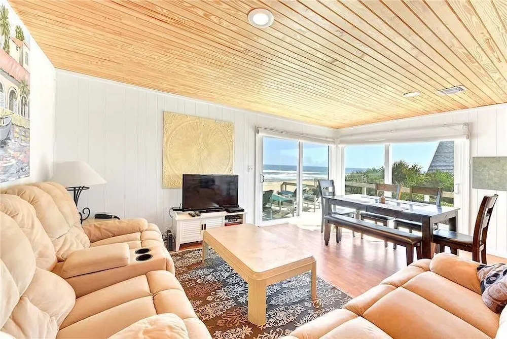 Harmony Beach House, 3 Bedrooms, Sleeps 6, Ocean Front, Large Deck
