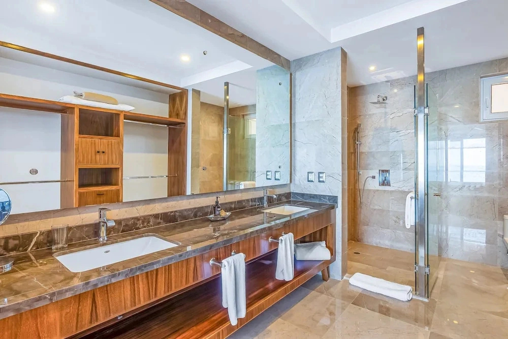 Luxurious 6th-floor Condo With Pool, Oceanfront Balcony & Water View