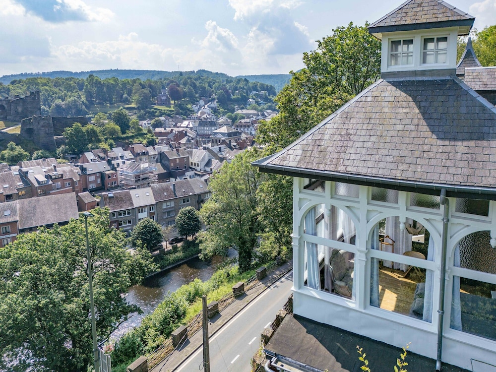 Elegant Castle for 12 Guests