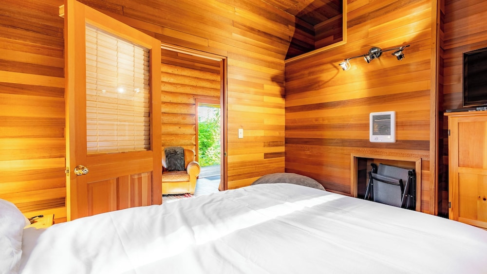 Penn Cove Overlook by Avantstay Cabin w/ Views
