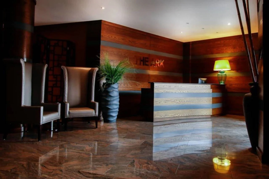 Oak Plaza Suites