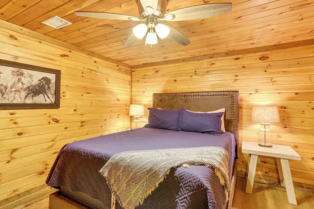 Blue Ridge Cabin w/ Hot Tub, Fire Pit, & Game Room
