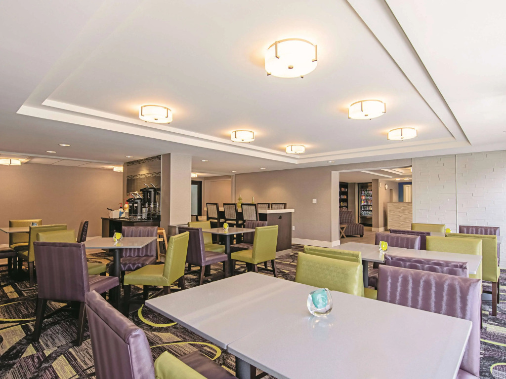 La Quinta Inn & Suites by Wyndham Portland DT Maine Med