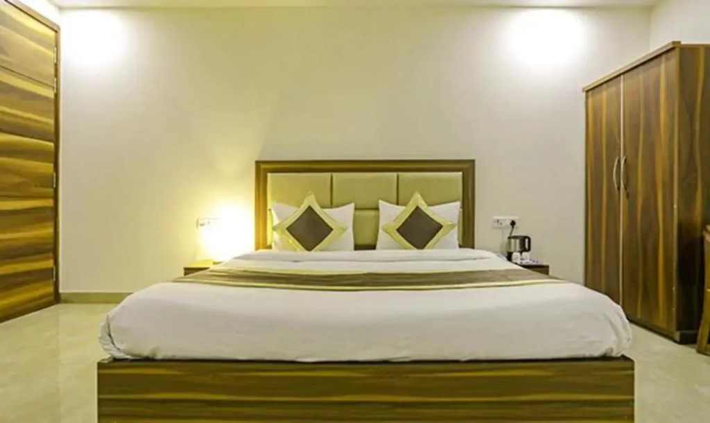 Fabhotel White House Bnb