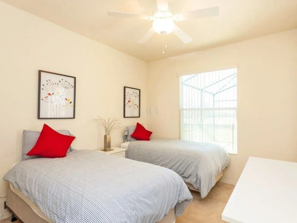 4 Bedrooms Vacation Home by RedAwning