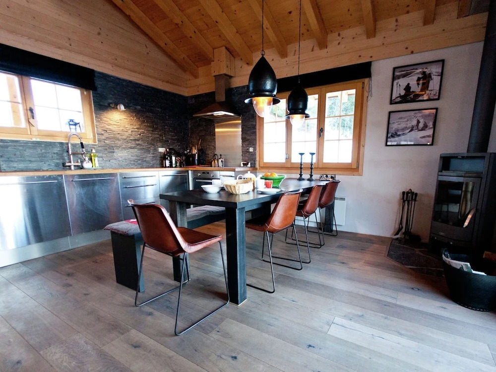 A Beautifully Located, Detached Chalet With Delightful Views in La Tzoumaz