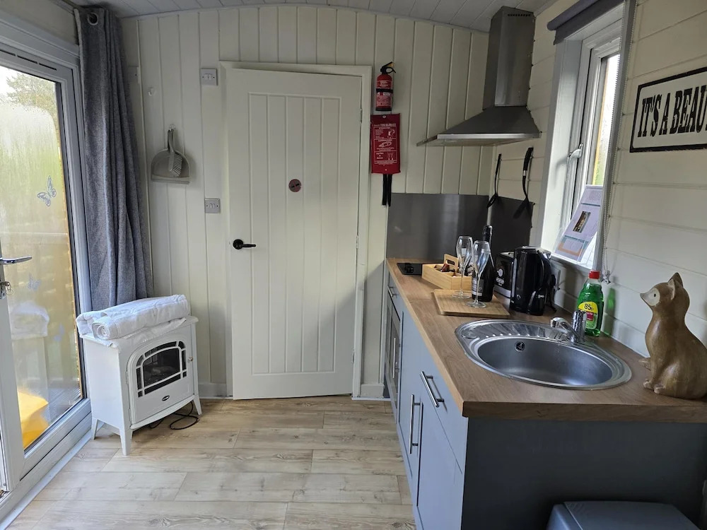 Glamping Hut - Riverside 1