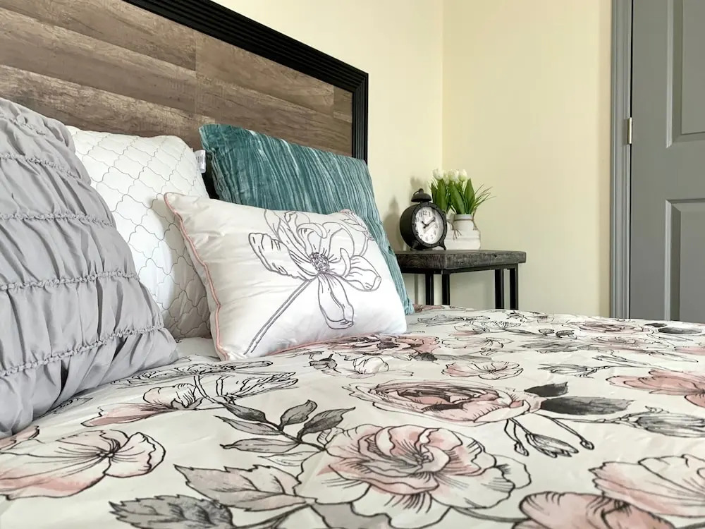 The Eastside Manor - Private Yard & Parking, Near Falls & Casino by Niagara Hospitality