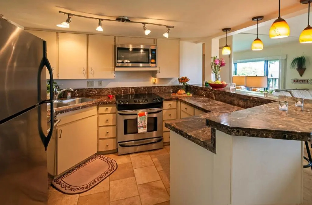 Alii Kai 8H-top floor corner, ocean view, pool, hot tub, BBQ, free parking