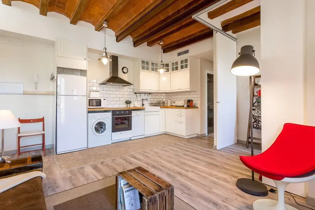 1 BR Vintage Suite with Balcony - HOA 42158