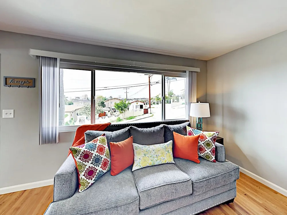 Contemporary Home 3 Bedrooms 2 Bathrooms Home