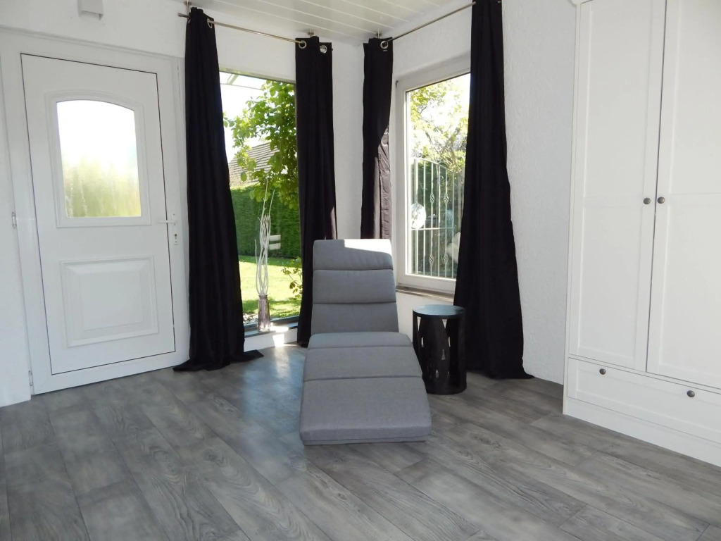 Wunderschoenes-freistehendes-Ferienhaus-an-der-See-Sauna-Strand-Yachthafen-WLAN