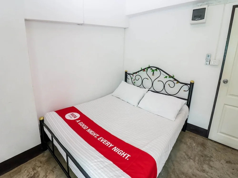 Nida Rooms Srichandon 12 Night Villa