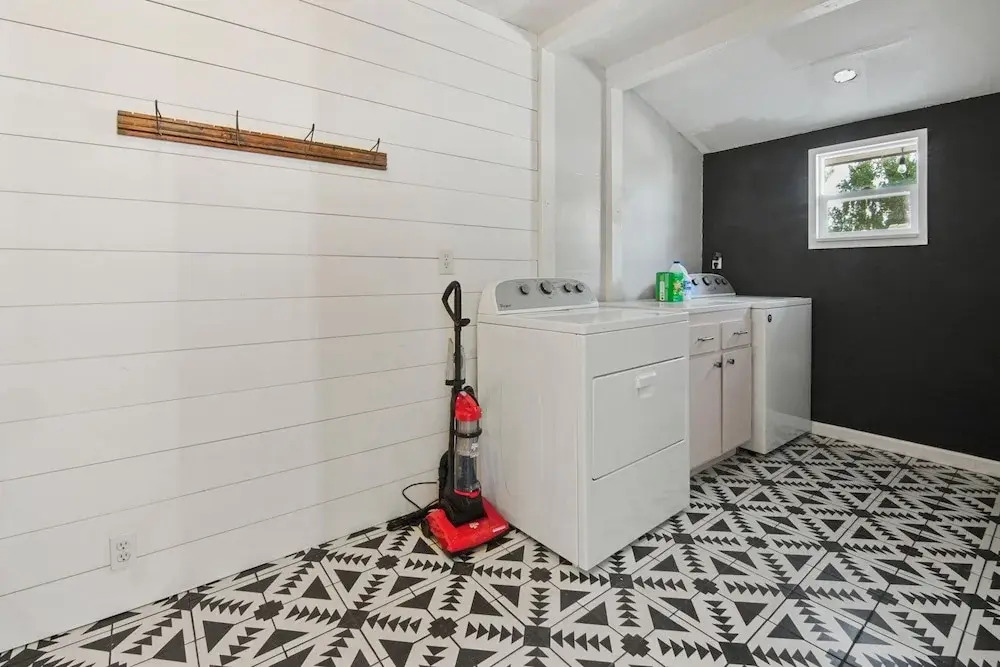 Karen in Phoenix With 4 Bedrooms and 2 Bathrooms