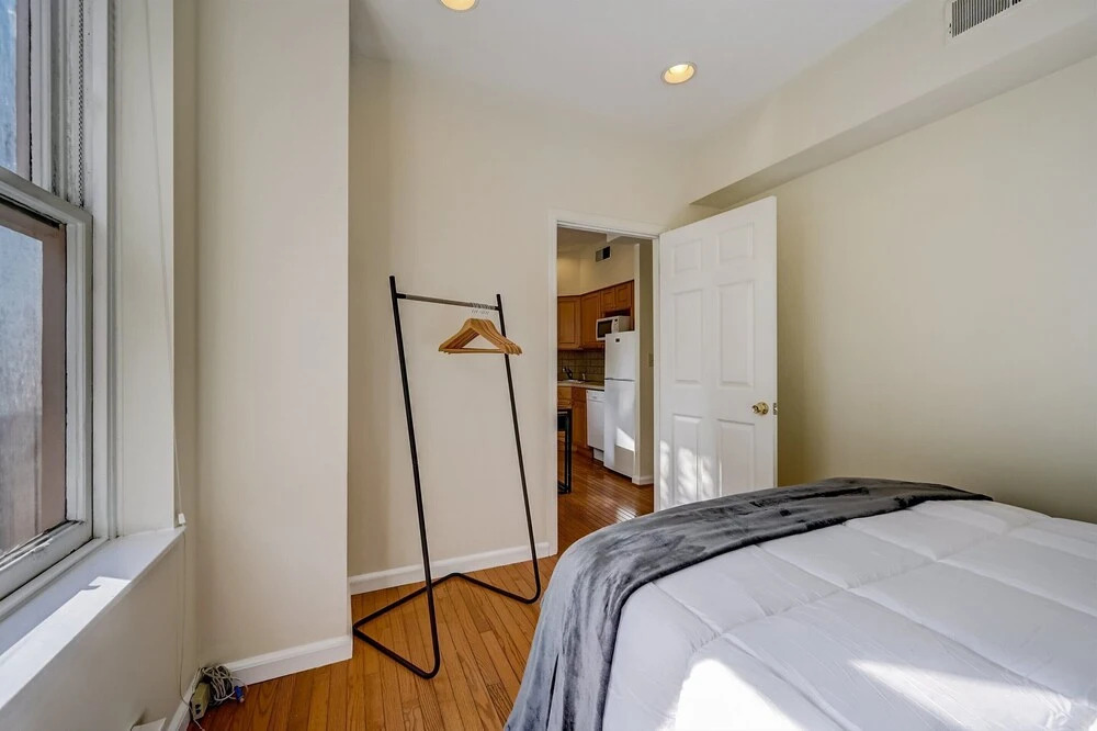 FRONTDESK 242 S 17th St Apts Rittenhouse Sq Philadelphia