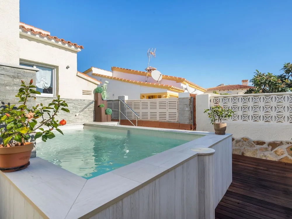 Inviting Mansion in Calpe with Hot Tub