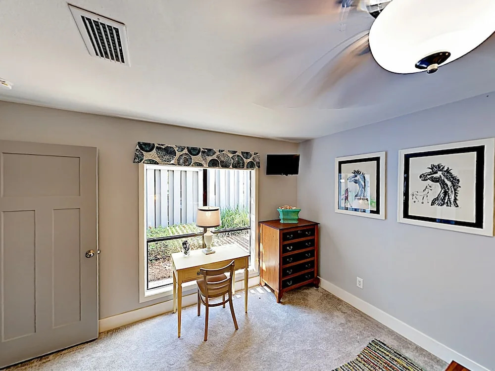 Luxe Gem W/ Golf Cart & Two Bikes As Of August 1st 2 Bedroom Home