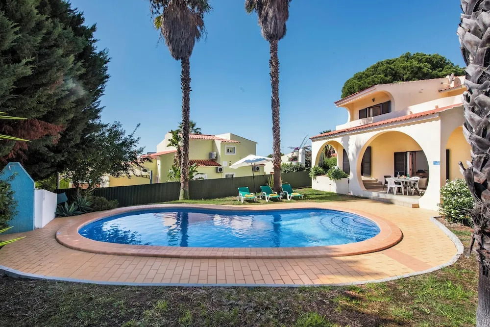 Exclusive Retreat in Vilamoura, Private Pool, Off-street Parking, Free AC & Wifi