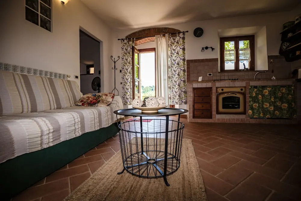 Casetta Luna e Sole Vista Colline Toscane WiFi Ultra Giardino e Ricarica EV