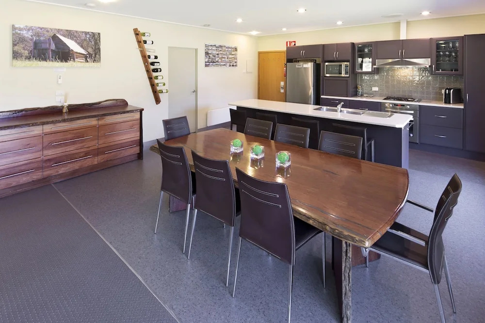 Kickenback Chalet - 2BR Chalet l Gym l Indoor Pool l Tennis Court l WiFi l Air-Con