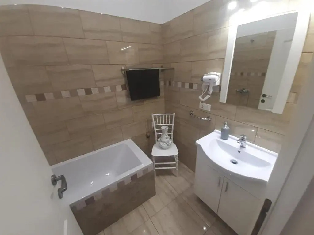 Apartament si camere de inchiriat"CASA DIVERTIS"
