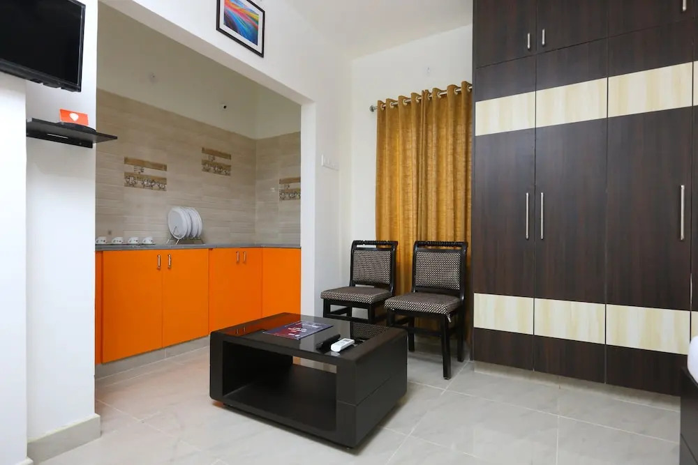 OYO 10701 Moukthi Apartment