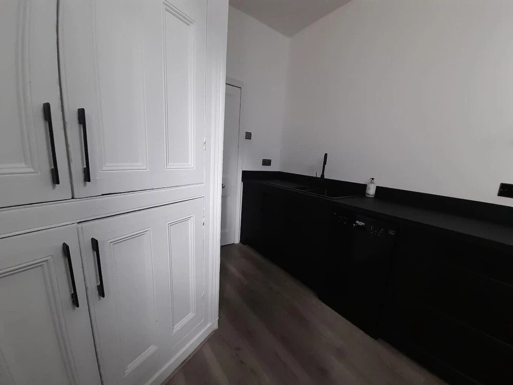Spacious 5-bed House - Sleeps 10, Garden & Parking