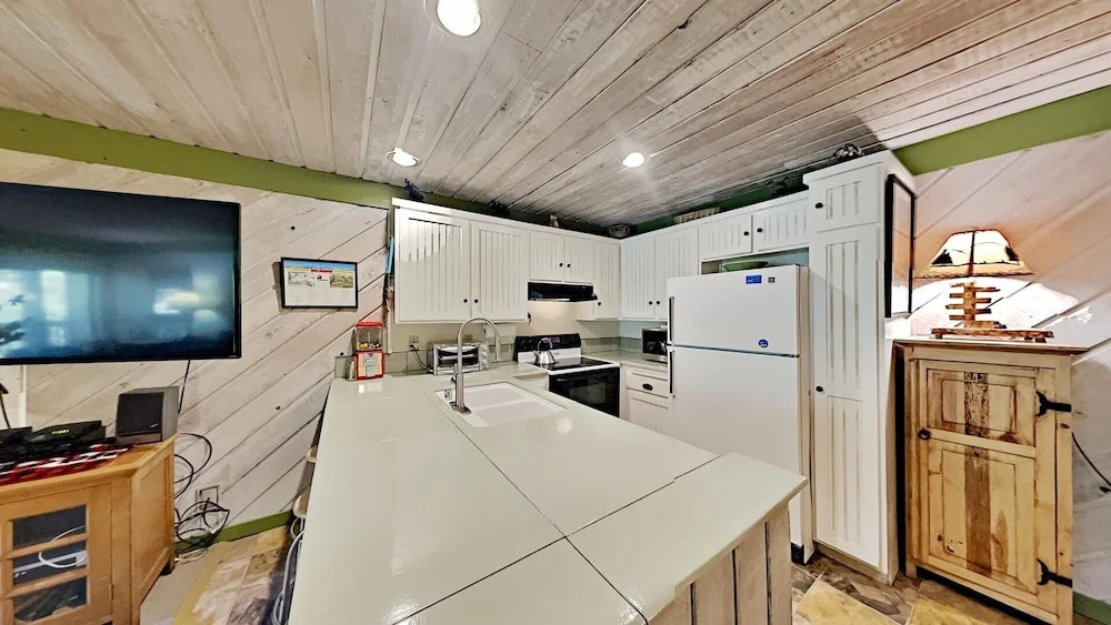 Beautiful One Bedroom Condo! Just Steps to Mammoth Mountain with Fully Equipped Kitchen! by RedAwning