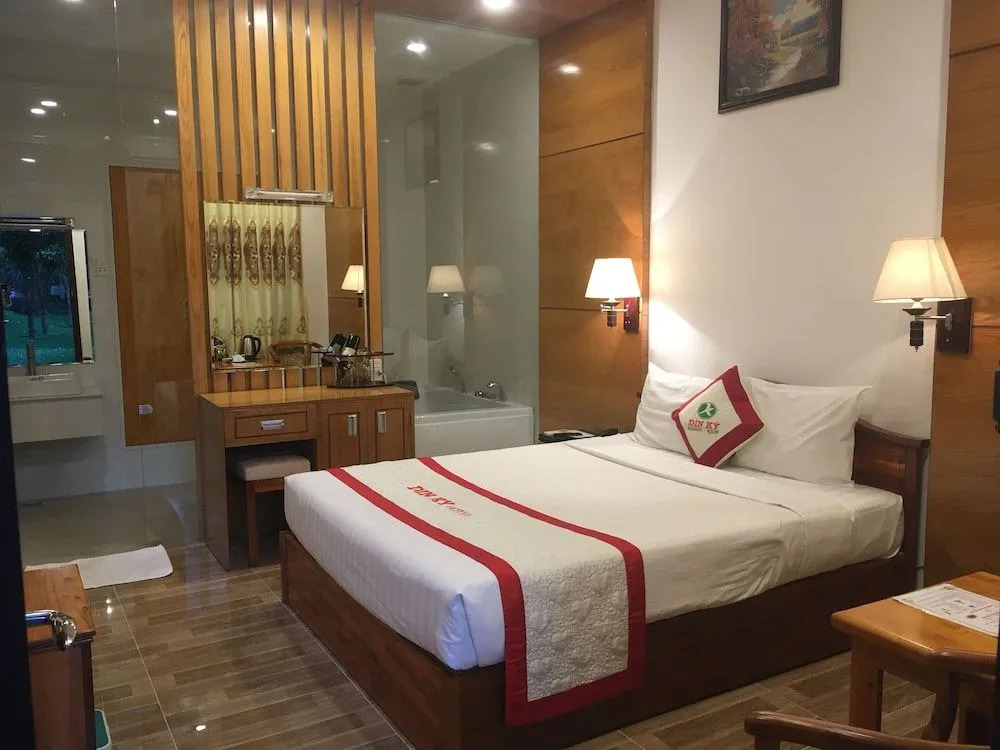 Khách sạn Dìn Ký Cổng Chào Bình Dương