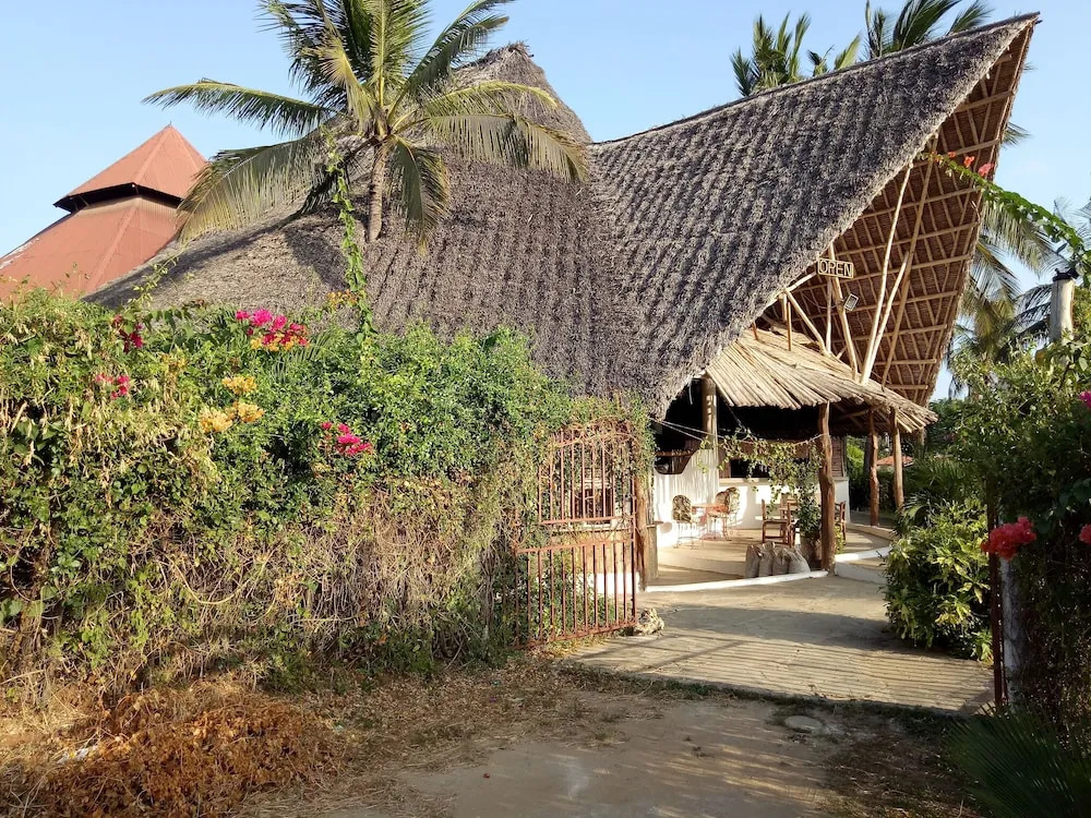 Курортный Отель Travellers Inn Resort Malindi