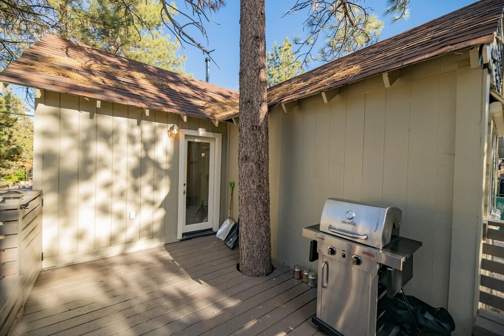 The Burrow - Charming, Cozy Cabin Close To The Lake And The Village! Fire Place! 1 Bedroom Home