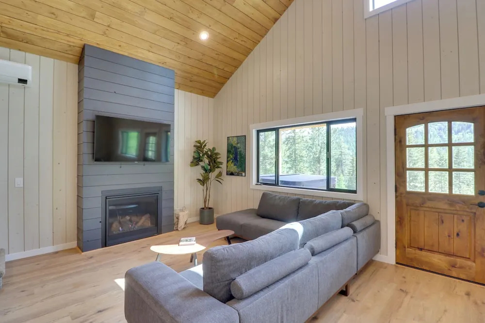 Lakeside Cabin w/ Hot Tub: 3 Mi to Flathead Lake!