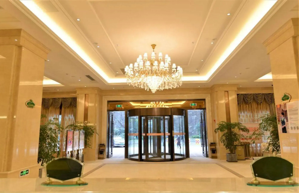 Vienna International Hotel (Luzhou High-speed Railway Station Southwest Trade City)