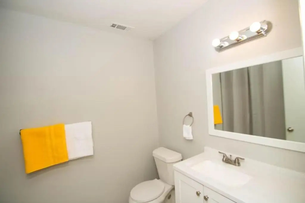 House - Sleeps 9 - Parking - Patio