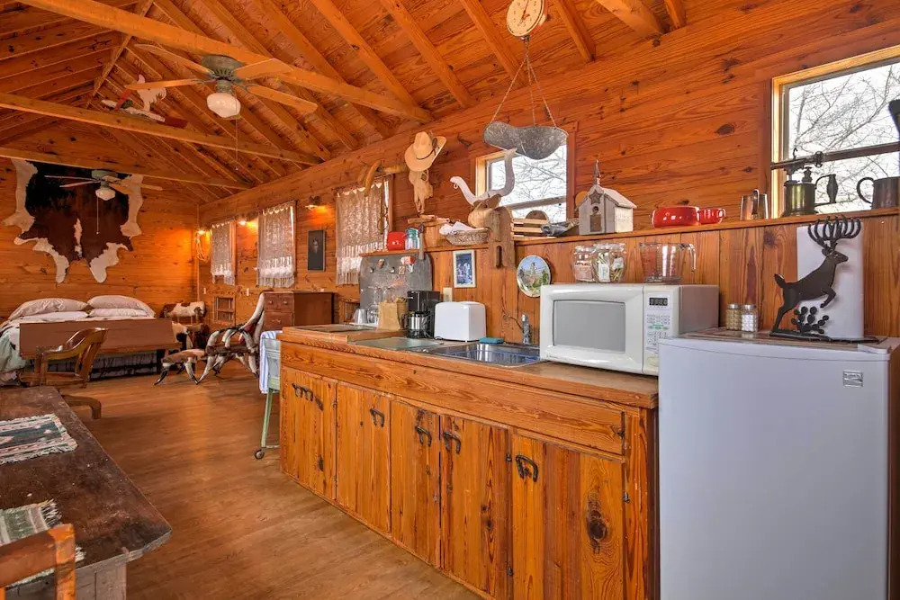 Ark Bunkhouse Fredericksburg Hideaway w/ Hot Tub