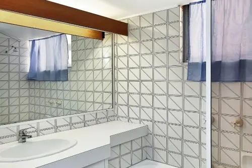 Monterey Lodge Unit 10, 27 Warne Terrace. Kings Beach