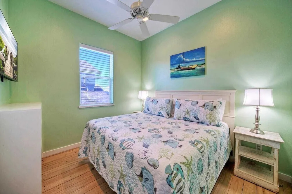 2 Homes in Gulf Village by Avantstay Sleeps 24, 2blocks to the Beach, Pool, Game Room, Patio w/ Outdoor Bar