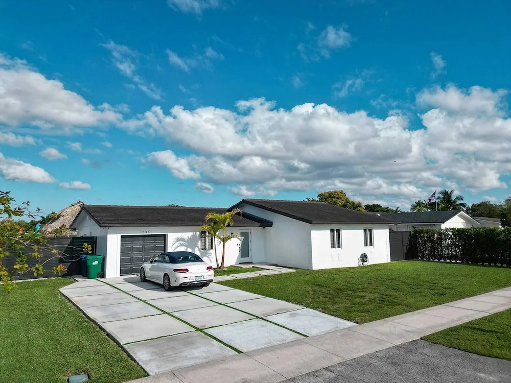 Maggie Home In Kendall - Pool And Tiki Bar