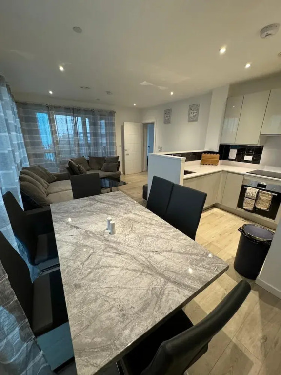 London City Chic Apartment With 3 Bedrooms