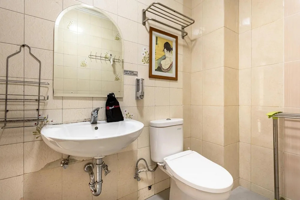 RedDoorz @ Mega Indah Villa Estate G16
