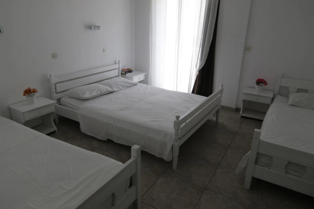 Armadoros Hotel / Ios Backpackers